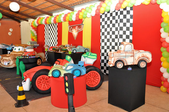 Aniversário de carro de corrida, Decoração de festa infantil tema carros,  Aniversário de gêmeos