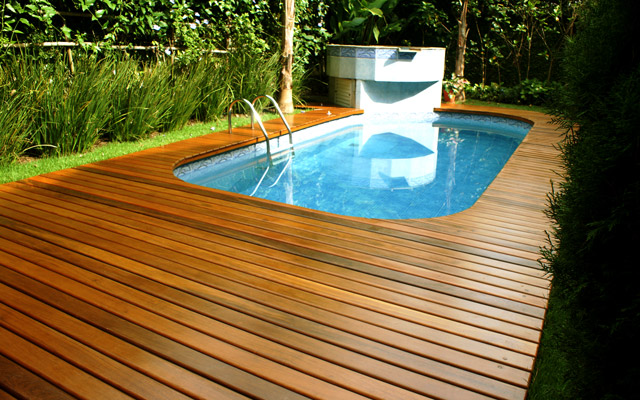 fotos-deck-de-madeira-para-piscinas