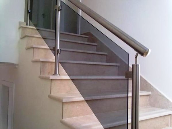 Modelos de Escadas com Corrimão de Vidro diferentes