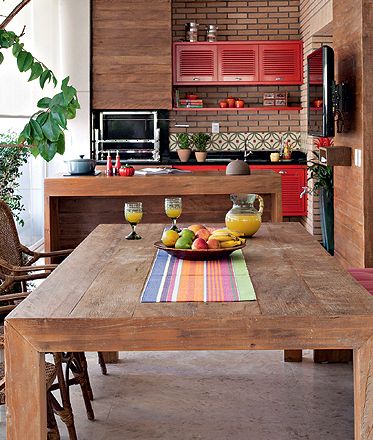 cozinha vermelha com móveis de madeira