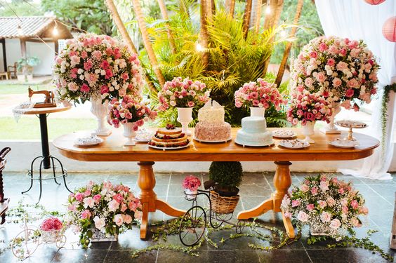 Mesas para Bolos de Casamentos com flores