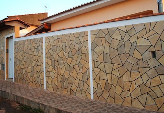 muros residenciais com pedras rústicas