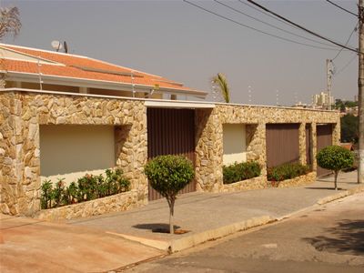 muros residenciais com pedras