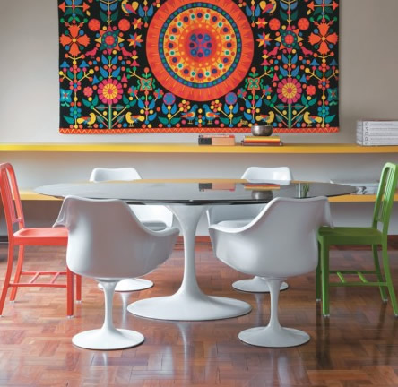 mesa-com-cadeiras-coloridas-misturadas