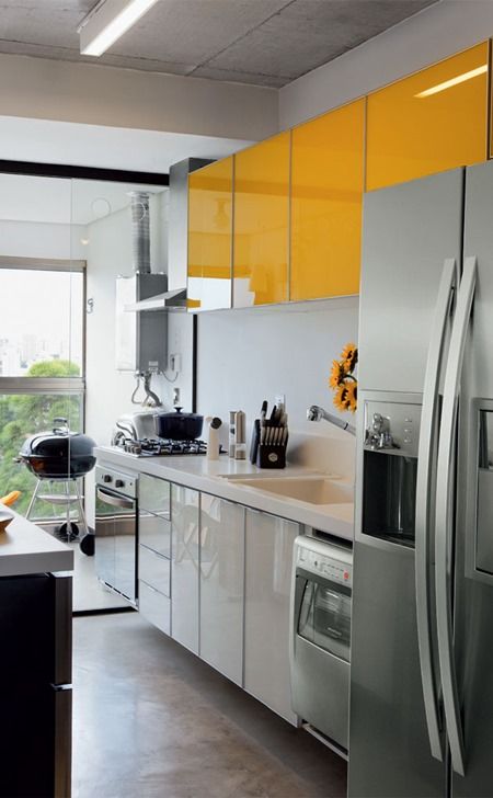 cozinha moderna com tons amarelados.