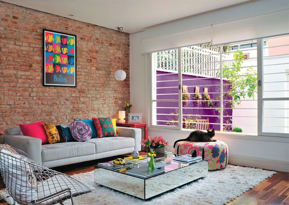 salas-de-estar-decoradas-com-muitas-cores