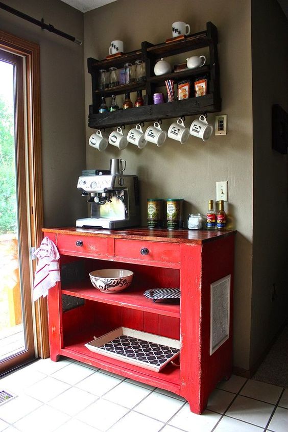 cozinha vermelha com móveis rústicos