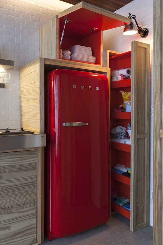 cozinha vermelha com geladeira vermelha
