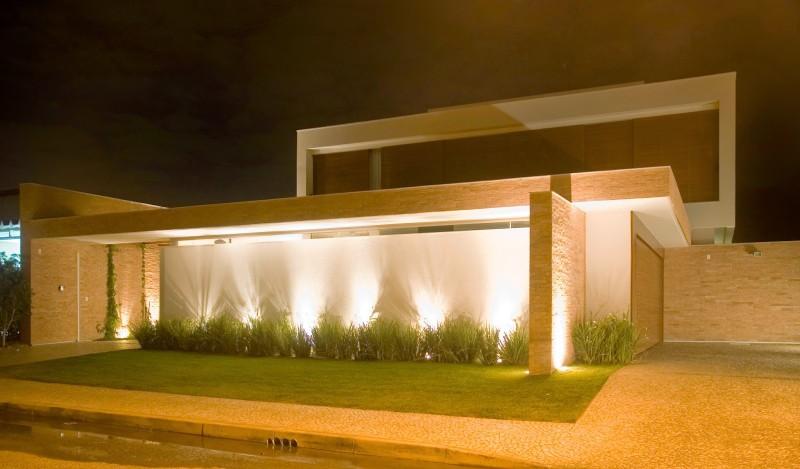 muros residenciais com iluminação