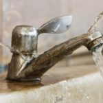 Identificação e Reparo de Vazamentos em Banheiros: Um Guia Prático
