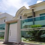Muros e fachadas de casas com vidro: sugestões, fotos e dicas