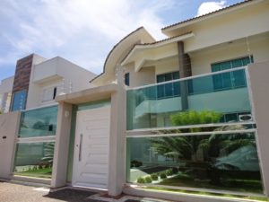 Muros e fachadas de casas com vidro