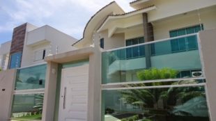 Muros e fachadas de casas com vidro